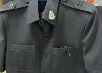 PAKAIAN seragam pengawal peribadi tertera lencana PDRM yang ditemui bersama suspek.
