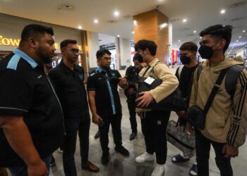 HISHAMUDDIN Hashim (tiga kiri) berbual bersama salah seorang mangsa pemerdagangan manusia sejurus tiba di Balai Ketibaan KLIA 2. - UTUSAN/FAISOL MUSTAFA
