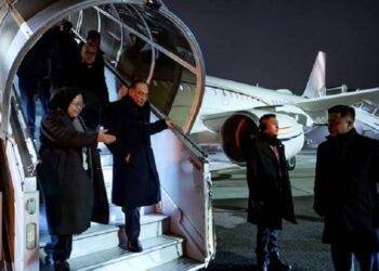 ANWAR ketika tiba di Davos semalam. - IHSAN AGENSI MEDIA