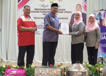 AZIZUL Kamaredzuan Azizul Akimi (dua dari kiri) menyampaikan sijil penyertaan kepada  seorang daripada 35 peserta pada Majlis Perasmian Program Pemerkasaan Ekonomi Komuniti Bandar (PEKB) di Kota Bharu, Kelantan hari ini. - UTUSAN/MUSTAQIM MOHAMED