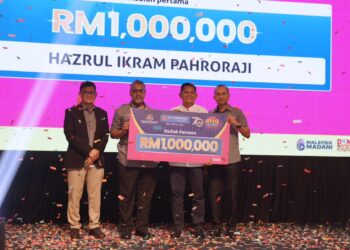 HAZRUL Ikram Pahroraji (dua dari kanan) dipilih sebagai pemenang utama cabutan Akaun Pelaburan-i Rizq Plus Bank Rakyat bernilai RM1 juta.