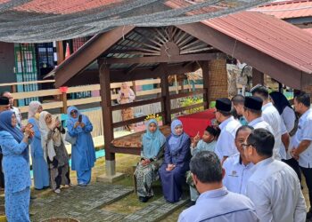 FADHLINA Sidek (duduk, tengah) melakukan lawatan kerja rasmi ke Sekolah Kebangsaan Danglau di Sik, Kedah semalam.