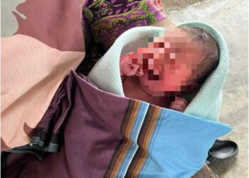 KEADAAN bayi cukup sifat yang ditemukan di hadapan sebuah rumah sekitar Jalan Kampung Rama, Kuala Sanglang, Perlis, semalam.