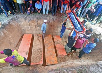 LIMA sekeluarga yang maut kemalangan dikebumikan dalam satu liang di Tanah Perkuburan Islam Nenasi Pantai di Nenasi, Pekan, Pahang.  – UTUSAN/SHAIKH AHMAD RAZIF