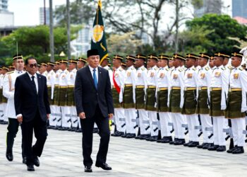 MOHAMED Khaled Nordin mengiringi Sjafrie Sjamsoeddin memeriksa Kawalan Kehormatan Utama pada Majlis Lawatan Kerja Kementerian Pertahanan Republik Indonesia ke Kementerian Pertahanan Malaysia di Wisma Pertahanan, Kuala Lumpur semalam. 
– UTUSAN/SHIDDIEQIIN ZON