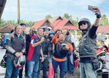 KUMPULAN penunggang motosikal berkuasa tinggi singgah di Restoran Kopi Tenggek di Kampung Tanjung Piai, Pontian, Johor.