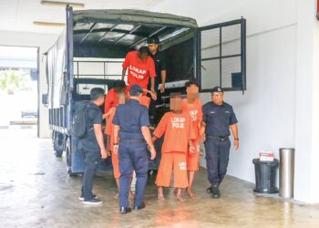 LIMA suspek termasuk anak saudara mangsa disambung reman bagi membantu siasatan kebakaran yang mengorbankan nyawa seorang warga emas dan anak angkatnya di Alor Setar, Kedah semalam. 
– UTUSAN/SHAHIR NOORDIN