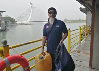 KARTUNIS Ujang atau Ibrahim Anon di sebuah rumah bot di Tasik Kenyir, Hulu Terengganu, baru-baru ini.  
–  UTUSAN/NOOR HAYATI MAMAT