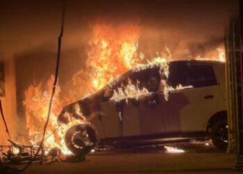 ANTARA rumah dan kereta yang terbakar dalam kebakaran yang berlaku secara berturut-turut di Kupang, Baling.