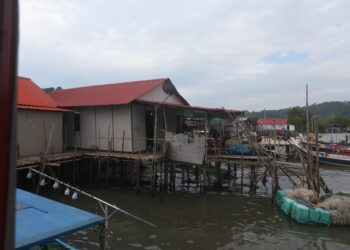 PEMBINAAN rumah haram di Bukit Malut berleluasa sehingga merebak ke dalam laut di kawasan itu. - UTUSAN