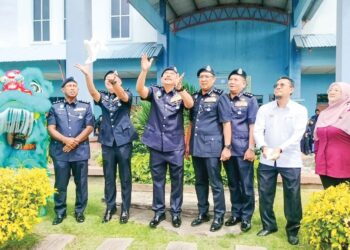 HAMZAH Ahmad (tiga dari kiri) merasmikan Community Policing-Program Gempur Dadah PDRM 
Pulau Pinang di ILP Kepala Batas, Pulau Pinang semalam. – UTUSAN/SITI NUR MAS ERAH AMRAN