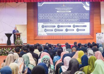 AARON Ago Dagang berucap pada Majlis Amanat Menteri Perpaduan Negara Tahun 2025 di Putrajaya semalam. – UTUSAN/FAISOL MUSTAFA