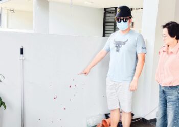 ANG menunjukkan kediamannya disimbah cat merah oleh pihak ‘scammer’ yang bertindak seperti along di Taman Nusa Bayu, Iskandar Puteri. Johor semalam.