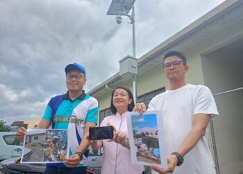 WONG Chai Yi (tengah) menunjukkan gambar lokasi pembuangan sampah haram yang dipasang CCTV berteknologi AI pada program di Ipoh hari ini. - UTUSAN