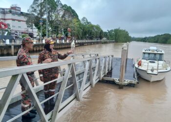 SITI ROHANI Nadir meninjau keadaan paras air Sungai Johor di Kota Tinggi.