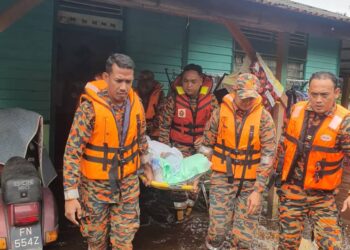 ANGGOTA bomba mengusung Rubiah Karis untuk dibawa ke PPS SK Seri Sinaran Chokoh, Serkat, Pontian.