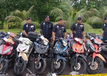 M. KUMURASAN (tengah) menunjukkan motorsikal curi yang dirampas daripada tiga lelaki dalam sidang akhbar di IPD Iskandar Puteri, Johor hari ini.