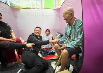 AHLI Dewan Undangan Negeri (ADUN) Larkin, Mohd. Hairi Mad Shah melawat mangsa banjir yang ditempatlan di Sekolah Kebangsaan (SK) Bukit Mutiara, Johor Bahru.