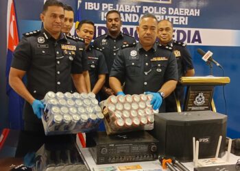 M. KUMARASAN (tengah) menunjukkan pelbagai minuman keras dan barangan yang dirampas di sebuah pusat hiburan tanpa lesen dalam sidang akhbar di IPD Iskandar Puteri, Johor hari ini.-UTUSAN/BAAZLAN IBRAHIM