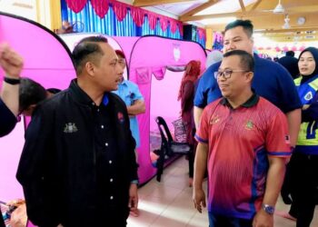 AZNAN Tamin (tengah) menyantuni mangsa banjir di PPS Sekolah Kebangsaan Teluk Ramunia, Kota Tinggi.