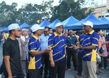 MOHD. Shukri Ramli (dua dari kanan) ketika melakukan tinjauan di pasar malam Kangar, Perlis semalam.-UTUSAN/IZLIZAN OTHMAN
