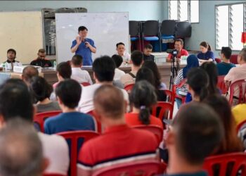 CHOW Kon Yeow (berdiri) ketika sesi dialog berkenaan tempoh pajakan tanah kepada 99 tahun serta diskaun premium untuk permohonan pajakan itu di Kampung Valdor, Nibong Tebal, Pulau Pinang.