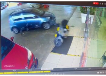 TANGKAP layar kamera litar tertutup memaparkan Perodua Myvi yang merempuh motosikal dan kedai serbaneka di Jalan Cindai Jaya, Sungai Petani.
