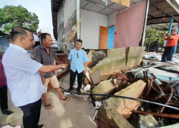 AZNAN Tamin meninjau rumah penduduk di pesisir Pekan Sungai Rengit, Kota Tinggi, Johor yang terjejas akibat hakisan berikutan fenomena air pasang dan angin kencang.