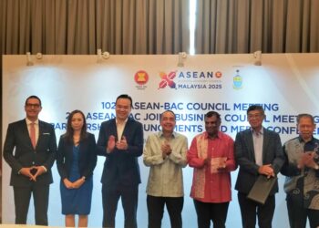 NAZIR Razak semasa mempengerusikan sidang akhbar mengenai Mesyuarat Majlis ASEAN-BAC ke-102 dan Mesyuarat Majlis Bersama ASEAN-BAC ke-25 di George Town, Pulau Pinang, hari ini.