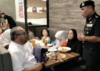 BAHRIN Mohd. Noh (kanan) bertemu orang ramai pada program Kesedaran dan Keselamatan Semasa Sambutan Tahun Baru Cina di Kluang, Johor hari ini.