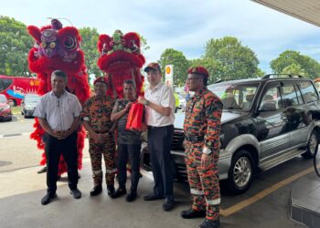 H'NG Mooi Lye (dua dari kanan) dan Mohamad Shoki (dua dari kiri) menyampaikan cenderamata kepada pengguna jalan raya di Kawasan Rehat dan Rawat (R&R) Juru, Bukit Mertajam, Pulau Pinang hari ini.-UTUSAN/SITI NUR MAS ERAH AMRAN