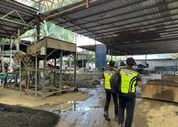 PENGUAT KUASA JAS ketika melakukan serbuan di sebuah premis yang disyaki menjalankan
aktiviti memproses sisa elektronik secara haram di Kawasan Perindustrian Ladang Sungai Puluh, Klang, Selangor semalam.