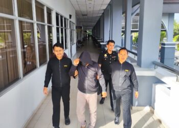 ARWAN Asrol (tengah) dibawa ke Mahkamah Sesyen Seremban hari ini bagi didakwa atas sembilan pertuduhan menyalah guna jawatan untuk mendapatkan suapan pelbagai jenis projek bagi syarikat perniagaan miliknya dengan nilai keseluruhan RM85,550 pada 2020 hingga 2021.-UTUSAN/NOR SHAFAWATI YUP.