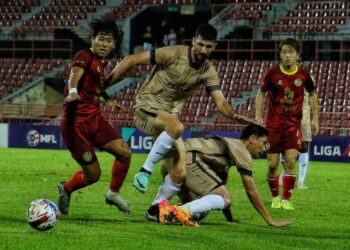 Aksi pemain Negeri Sembilan FC dan Sri Pahang FC dalam aksi Liga Super di Stadium Tuanku Abdul Rahman, Paroi, baru-baru ini.
