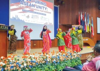 PELAJAR SK Mahang mengadakan persembahan tarian kebudayaan Malaysia pada majlis penutupan di ADTEC Kulim. – UTUSAN/ AZAHAR HASHIM.