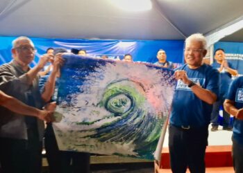 HAMZAH Zainudin bersama Ronald Kiandee semasa program jelajah Bersatu di Sepanggar, kelmarin.