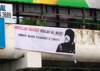 KAIN rentang dipercayai berkaitan ajaran The Ahmadi Religion of Peace and Light yang dikesan digantung pada sebuah jejantas di Lebuh AMJ berhampiran Peringgit Jaya, Melaka. - UTUSAN/MUHAMMAD SHAHIZAM TAZALI