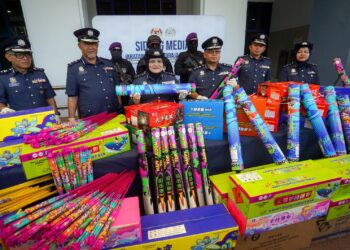 RAIZAM Setapa@Mustapa menunjukkan barangan rampasan dalam sidang akhbar Jabatan Kastam Diraja Malaysia di Dengkil, Selangor, semalam.-UTUSAN/FAISOL MUSTAFA