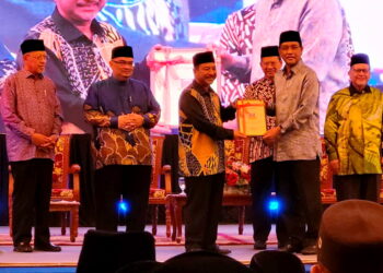 MOHD. Nassuruddin Daud (tengah) menyampaikan anugerah kecemerlangan kepada agensi-agensi Kerajaan Negeri Kelantan sempena Majlis Amanat Tahun Baharu dan Himpunan Penjawat Awam Negeri Kelantan 2025 di Kompleks Kota Darul Naim, Kota Bharu . – UTUSAN/MUSTAQIM MOHAMED