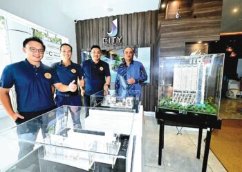 AW YONG Kai Jan (kanan) bersama pengurusan tertinggi JYC Holdings Sdn. Bhd. pada majlis Majlis Pelancaran Rasmi J-City di Galeri Jualan, Wisma Delima di Kuantan, Pahang. - MINGGUAN/SHAIKH AHMAD RAZIF
