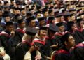LEBIH 65 peratus pemegang ijazah di negara ini memperoleh gaji bulanan di bawah RM3,000, sekali gus memperoleh pendapatan 'cukup-cukup makan' tanpa ruang untuk menyimpan, melabur, atau meningkatkan mobiliti sosial mereka. - GAMBAR HIASAN