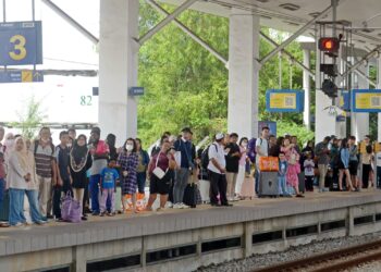 ORANG ramai memanfaatkan khidmat pengangkutan awam seperti disediakan KTMB untuk perjalanan percutian sempena sambutan perayaan Tahun Baru Cina dan musim cuti sekolah ketika tinjauan Utusan Malaysia di Stesen KTMB Butterworth, Pulau Pinang, semalam.-UTUSAN/IQBAL HAMDAN