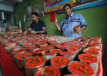 B. BALAMURALI menyiapkan kuih bulan sebelum dijual kepada orang ramai di kedainya terletak di Taman Johor Jaya, Johor Bahru, Johor.-UTUSAN/RAJA JAAFAR ALI