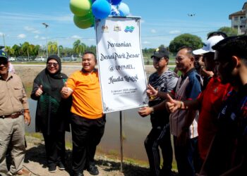 RAIS Yasin sewaktu merasmikan Denai Parit Besar di Unimel sempena Program WRUR di Kuala Sungai Baru, Alor Gajah, Melaka. – UTUSAN/AMRAN MULUP
