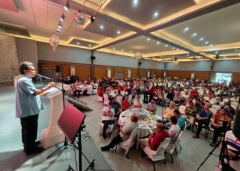 MOHD. Shafie Apdal semasa berucap pada Majlis Sambutan Krismas dan Tahun Baharu anjuran Warisan di Kota Kinabalu semalam.