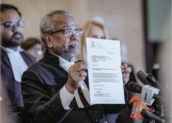 MUHAMMAD Shafee Abdullah menunjukkan surat rasmi daripada Sultan Pahang mengenai Titah Adendum berkenaan penahanan rumah Najib Tun Razak di Putrajaya. – UTUSAN/FAIZ ALIF ZUBIR