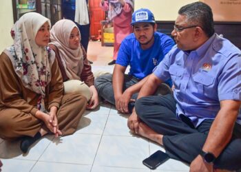 MEGAT Zulkarnain Omardin (kanan) bertanya khabar Faridah Abdul Karim (kiri) semasa menziarahinya di Kuala Ibai, Terengganu, hari ini.