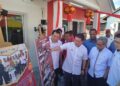NGA Kor Ming melihat pameran kerja-kerja baik pulih dan naik taraf perumahan di Kampung Baru Cina di Sungai Siput, Perak. - UTUSAN