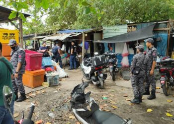 ANGGOTA Maritim Malaysia Pulau Pinang bersama beberapa agensi penguatkuasaan yang lain ketika menjalankan pemeriksaan dalam satu operasi bersepadu di sekitar Teluk Kumbar, Pulau Pinang, semalam.