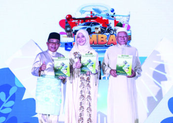 IDA Riswana Idris dan Md Daud Che Ngah ketika gimik perasmian JIMBA dan pakej Umrah Andalusia 1447H di Kuala Lumpur. - UTUSAN/AFIQ RAZALI